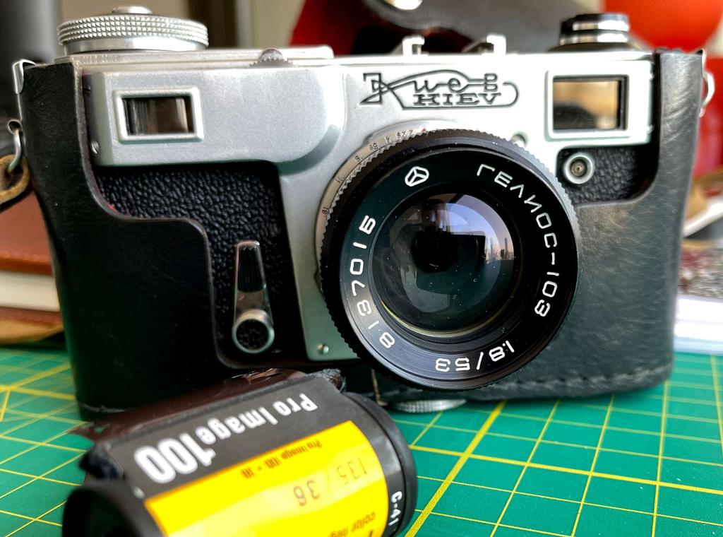 Photo of Kiev 4AM rangefinder camera.